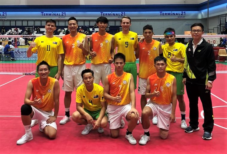 台灣男隊於冠軍戰擊敗澳洲，在男子D1級4人賽一舉奪金，賽後兩隊合影留念／中華民國藤球協會提供