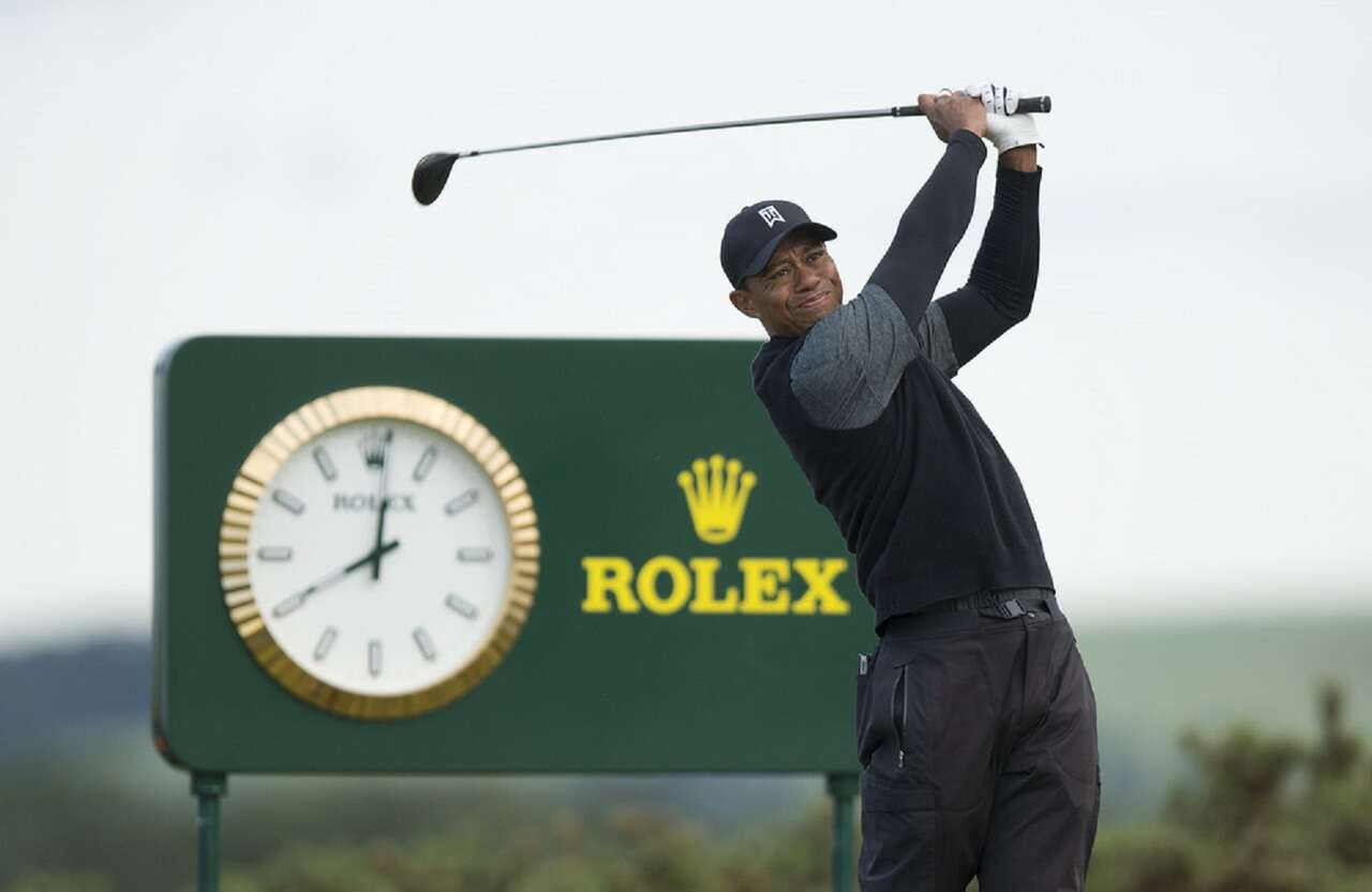勞力士代言人老虎伍茲Tiger Woods在2015年第144屆英國公開賽The Open中揮桿擊球RolexPhil Shephard Lewis。ROLEX提供