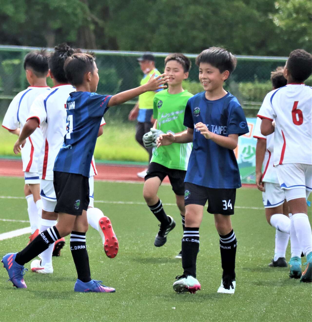 大安足球俱樂部 藍U10靠著唐煦(34號)踢進致勝球終場以2比1奪冠。大會提供