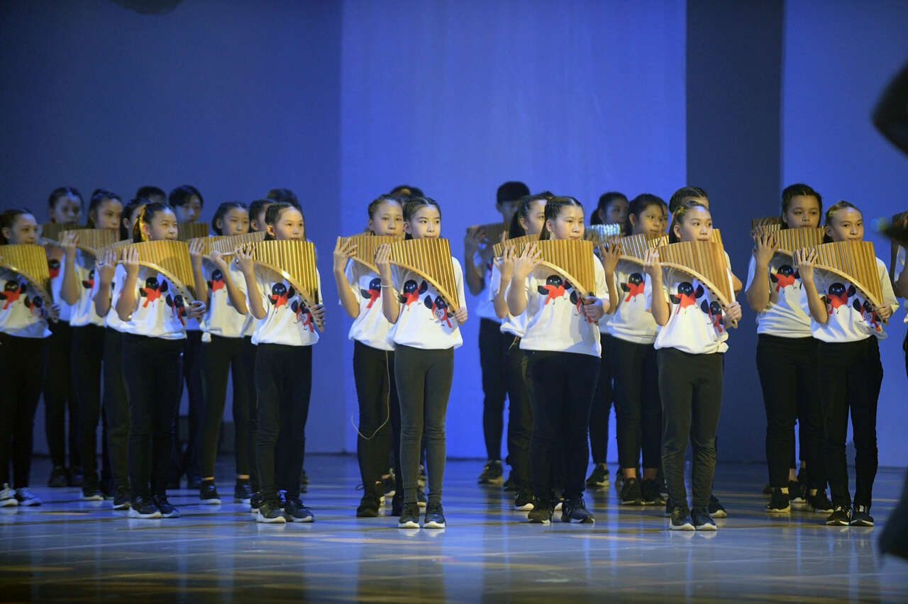 朱宗慶打擊樂團與120位排笛團的孩子共同演出。花蓮縣政府提供