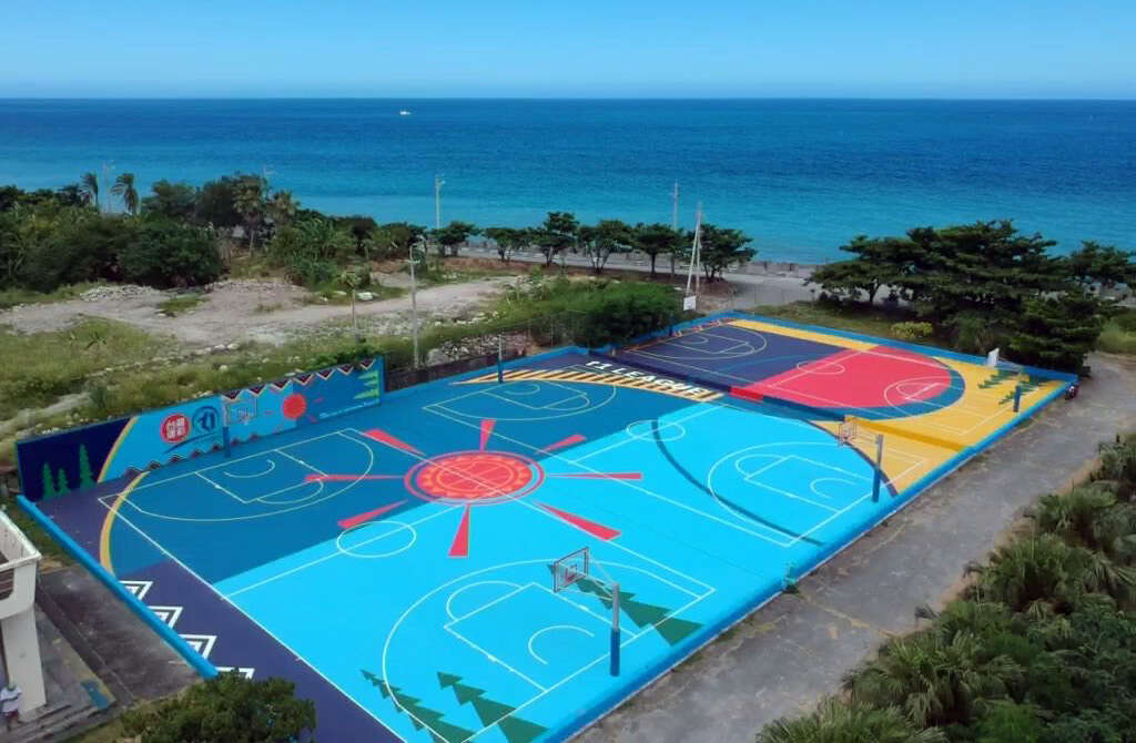 秀林國中戶外籃球場打造出色彩繽紛的原住民圖騰夢幻球場。台灣運彩 x T1聯盟提供