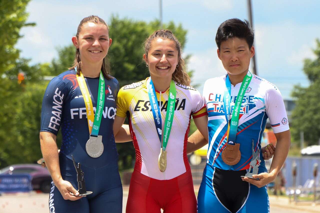 伯明罕世界運動會陳映竹選手右獲得滑輪溜冰女子公路單圈爭先賽銅牌。官方提供