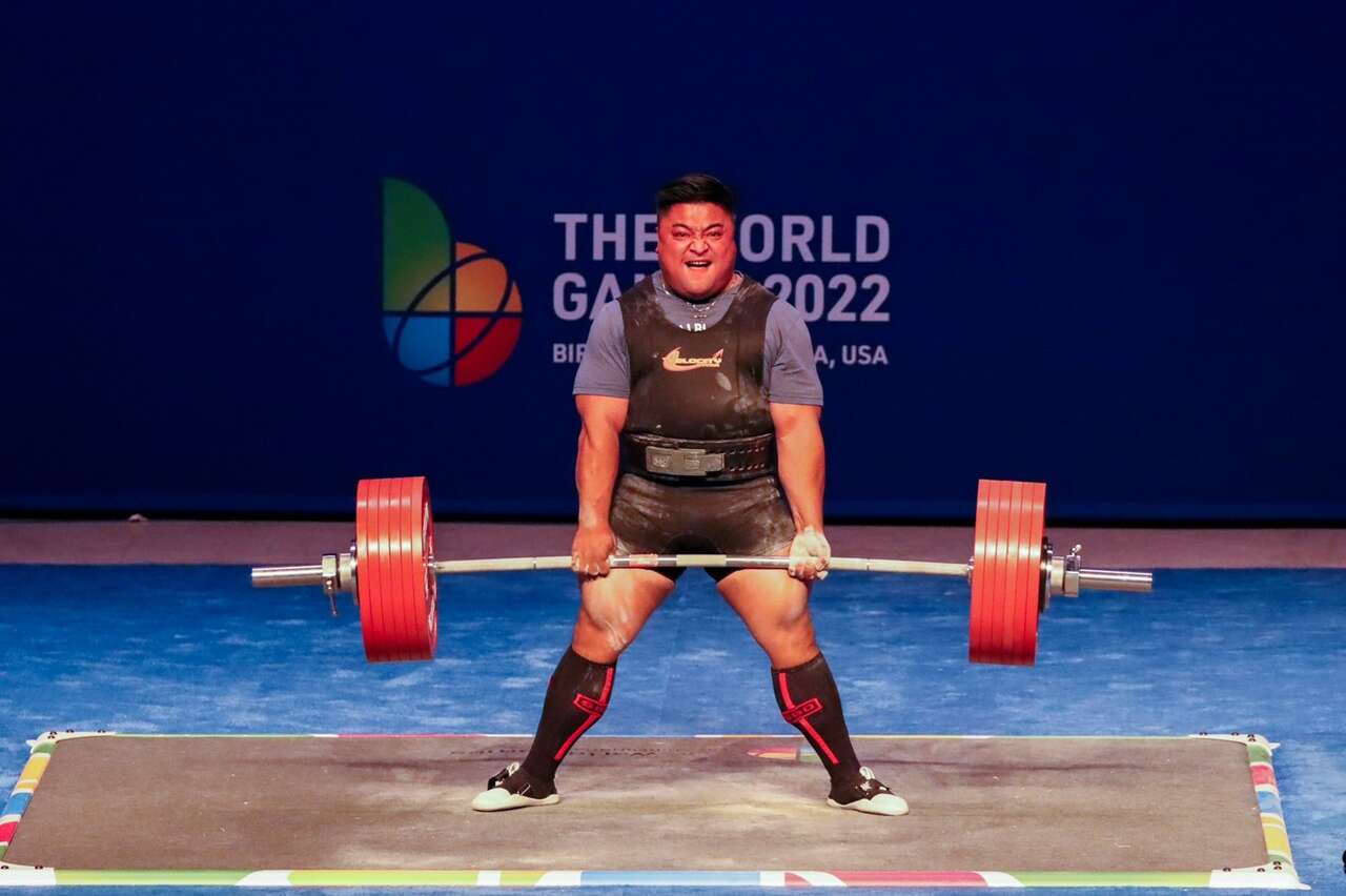 我國伯明罕世運會選手楊森參加健力超重量級比賽英姿。體育署提供
