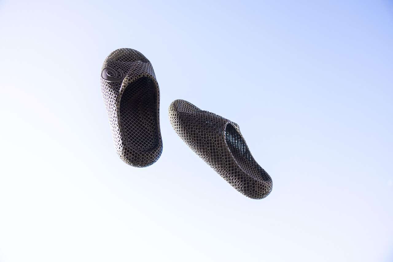 專業運動品牌ASICS正式發表首款ACTIBREEZE 3D立體拖鞋。官方提供