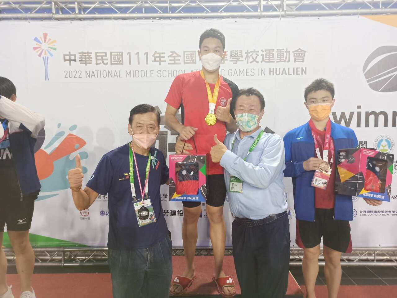 新任台南市體育局長陳良乾(前右)親頒金牌給來自台南泳將吳亮昀。詹健全攝