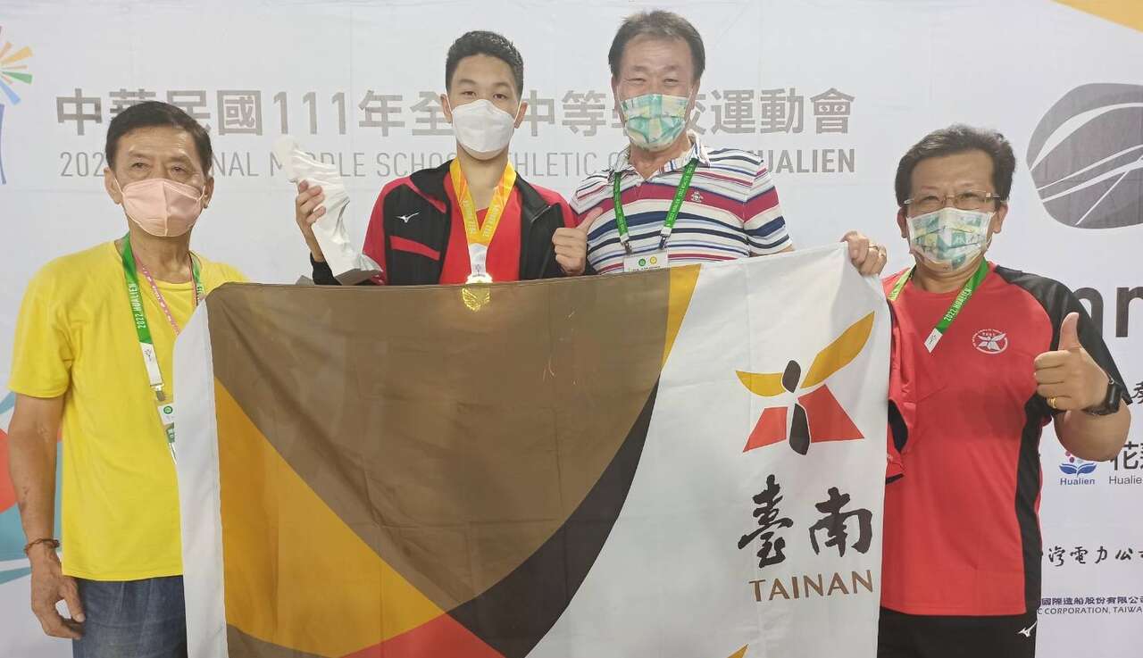 台南市體育局長陳良乾(右2)連兩天坐鎮游泳，吳亮昀很賞二連破大會紀錄。詹健全攝
