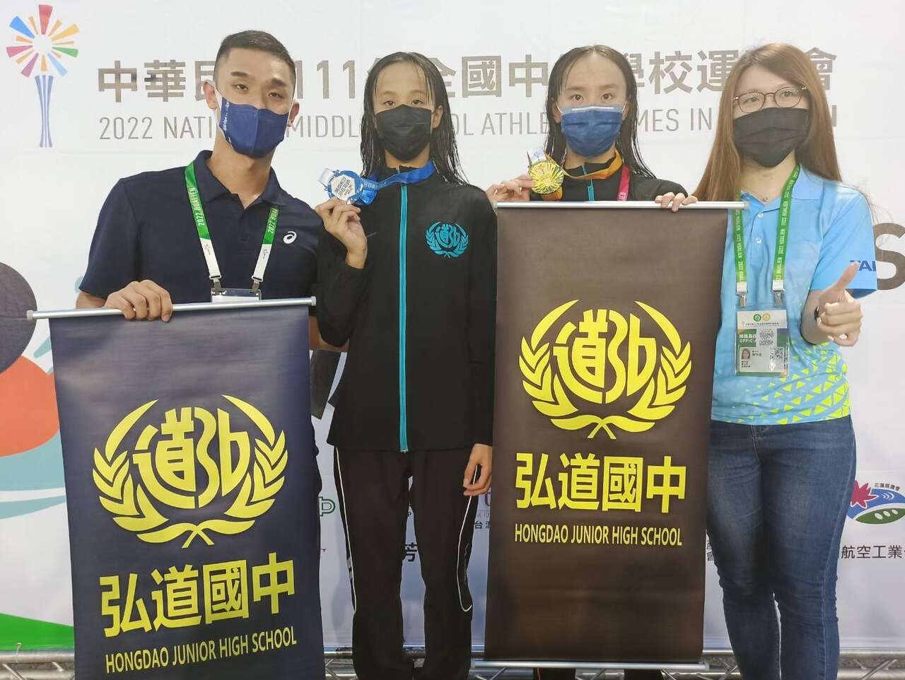 林家嫻(右2)的教練曾昱誠(左1)以前也是台灣自由式全國紀錄保持者。詹健全攝