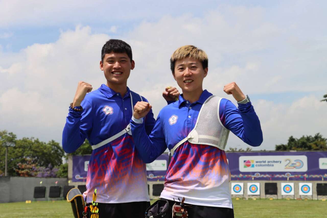 湯智鈞(左)、雷千瑩晉金牌戰。射箭協會提供