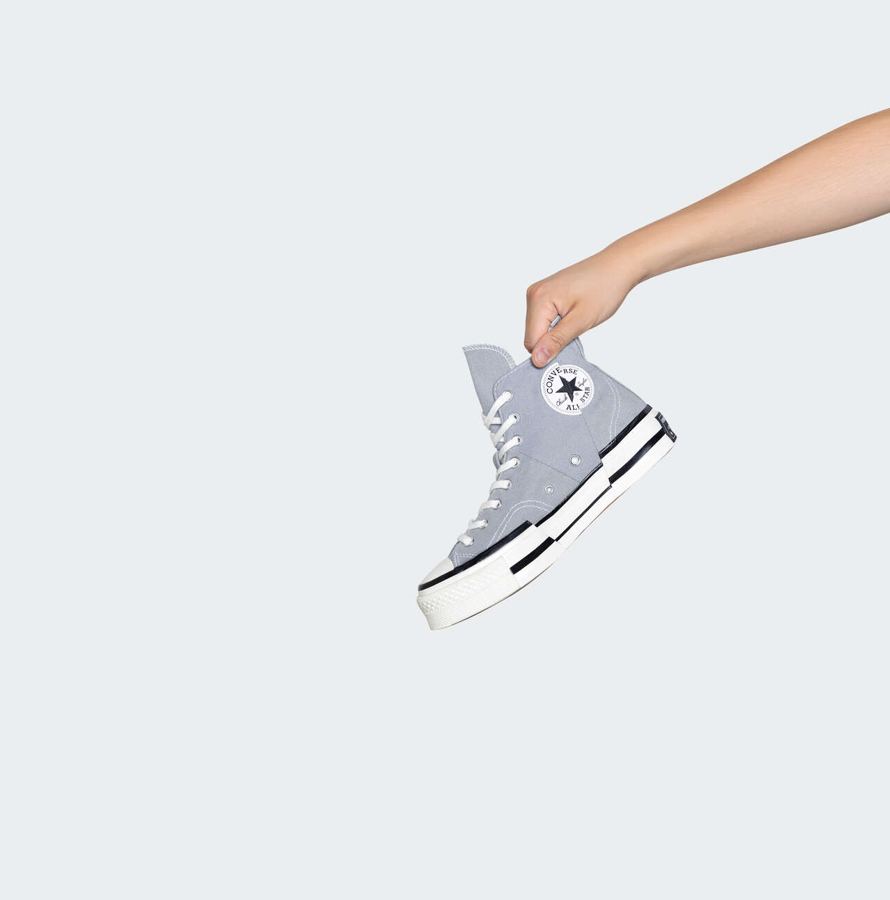 Converse Chuck 70 Plus系列將於8月4日起於指定店點上市，鞋款建議零售價為新台幣3080元。官方提供