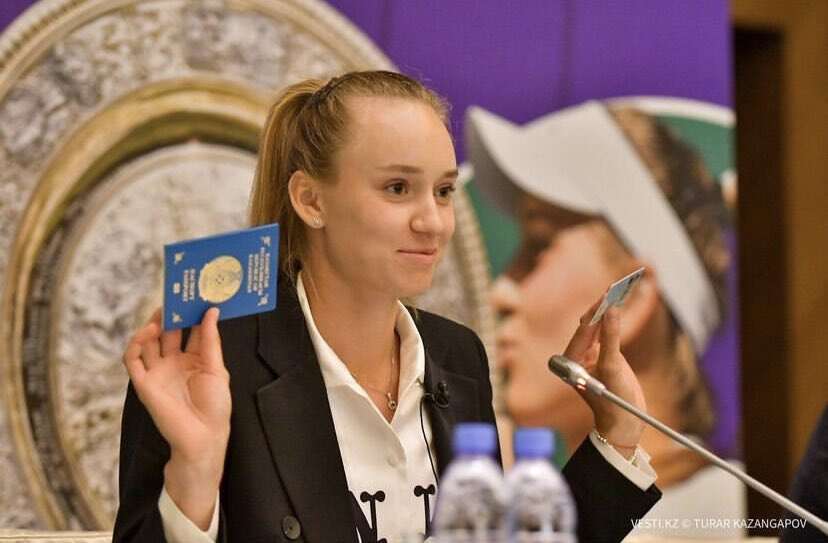蕾芑金娜回到哈薩克時展露她的護照。摘至推特