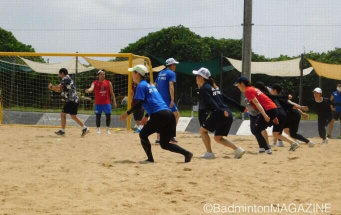 日本羽隊在沙灘上訓練備戰世錦賽。摘自山口茜推特