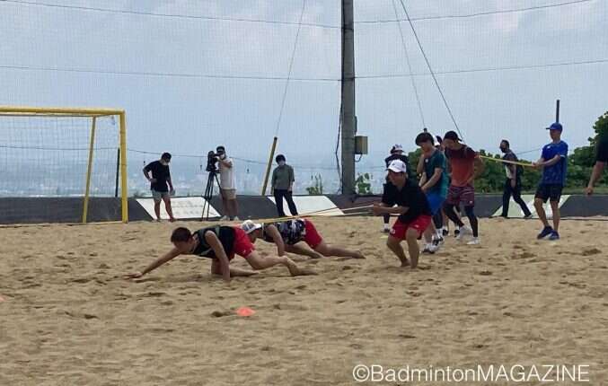 日本羽球隊在熊本進行嚴酷的沙灘訓練。摘自山口茜推特