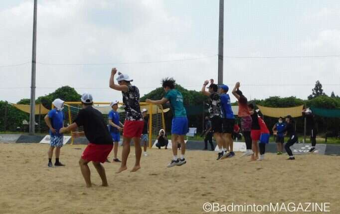 日本羽球隊在沙灘上訓練備戰。摘自山口茜推特