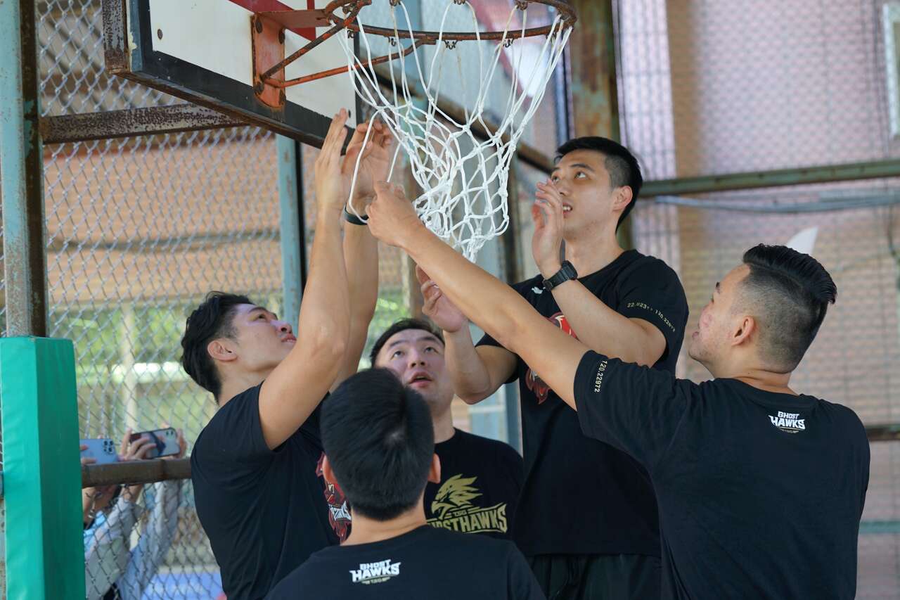 獵鷹球員為吉貝耍國小籃球架掛上籃網。官方提供