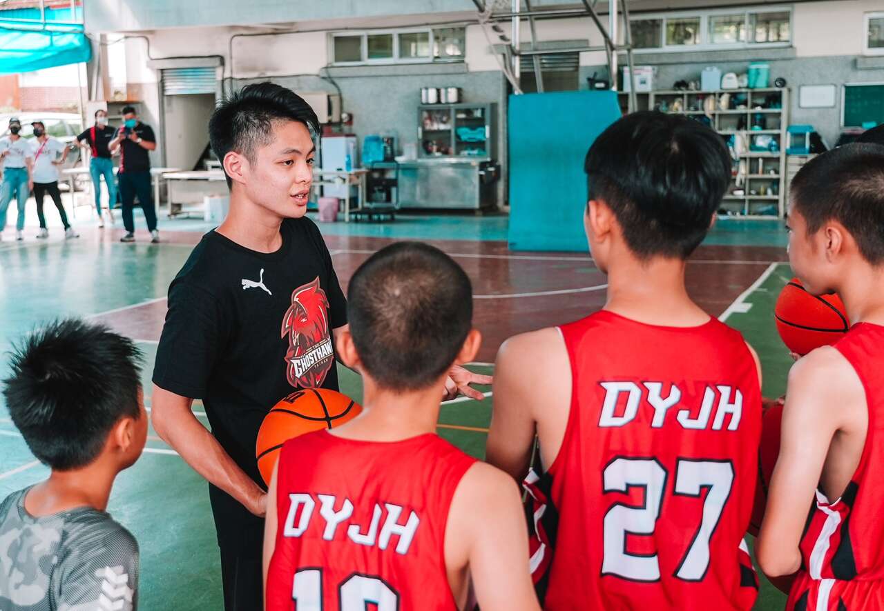 獵鷹狀元谷毛唯嘉首次出席校園活動，傳授國中球員籃球技術。官方提供