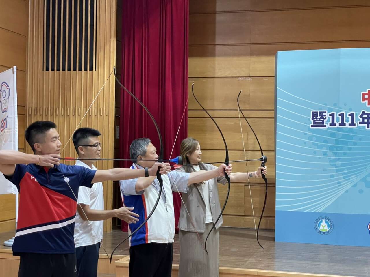 射箭協會新任理事長林鴻道(右2)明列未來三大方向。官方提供