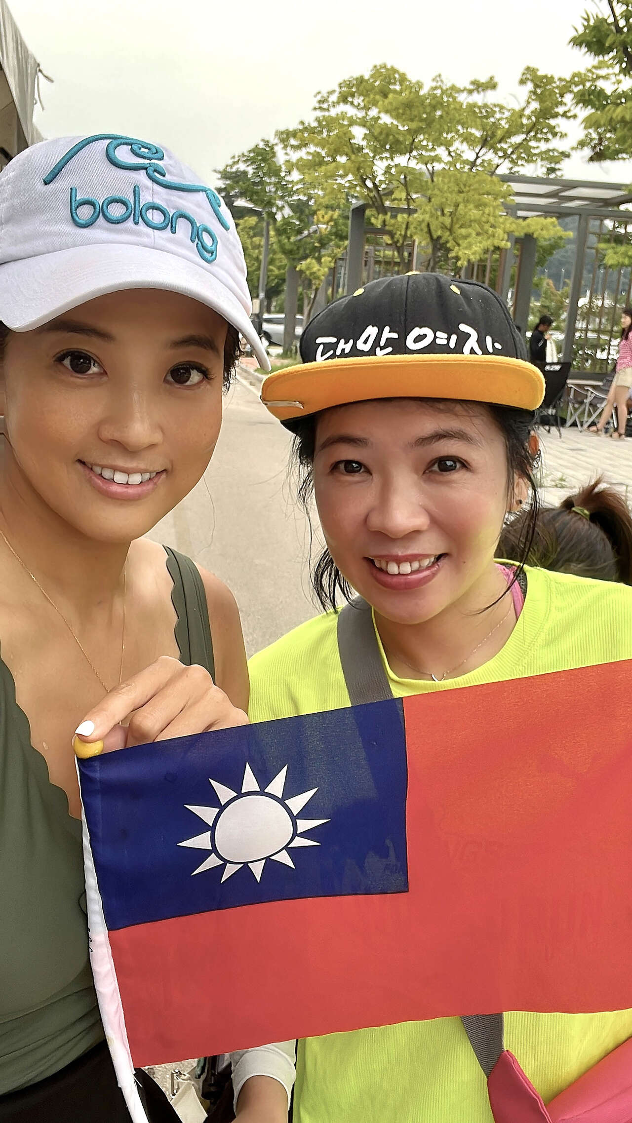住在韓國的台灣粉絲帶國旗現身為Kimberly陳美彤加油。STARFiSH Agent星予經紀提供