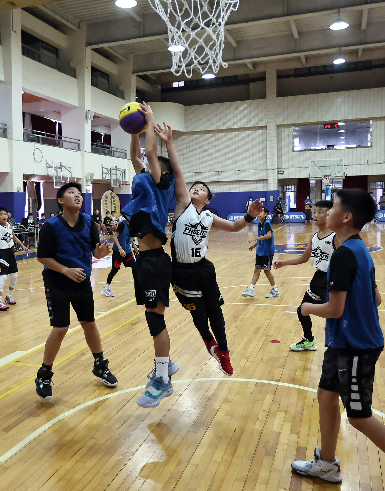 台北美國學校16號林冠群中以小博大爭搶籃板。（主辦單位提供）