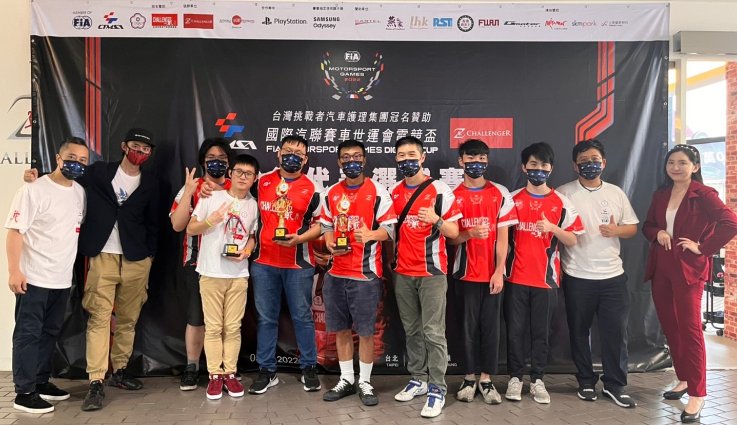 所有參加《跑車浪漫旅7》FIA MSG Digital Cup 台灣代表台北區準決賽選手、主播、賽評與工作人員合影留念。大會提供
