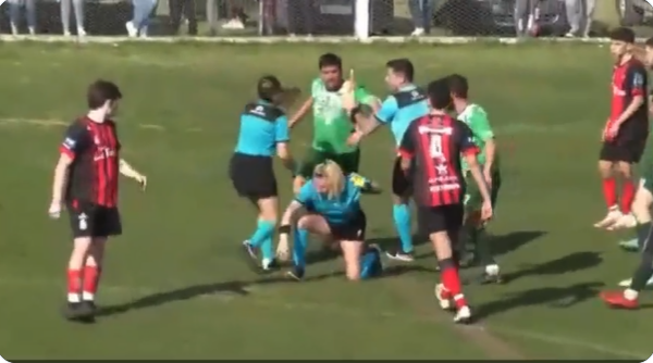 阿根廷足擅爆發球員襲擊女子裁判的意外。摘自推特