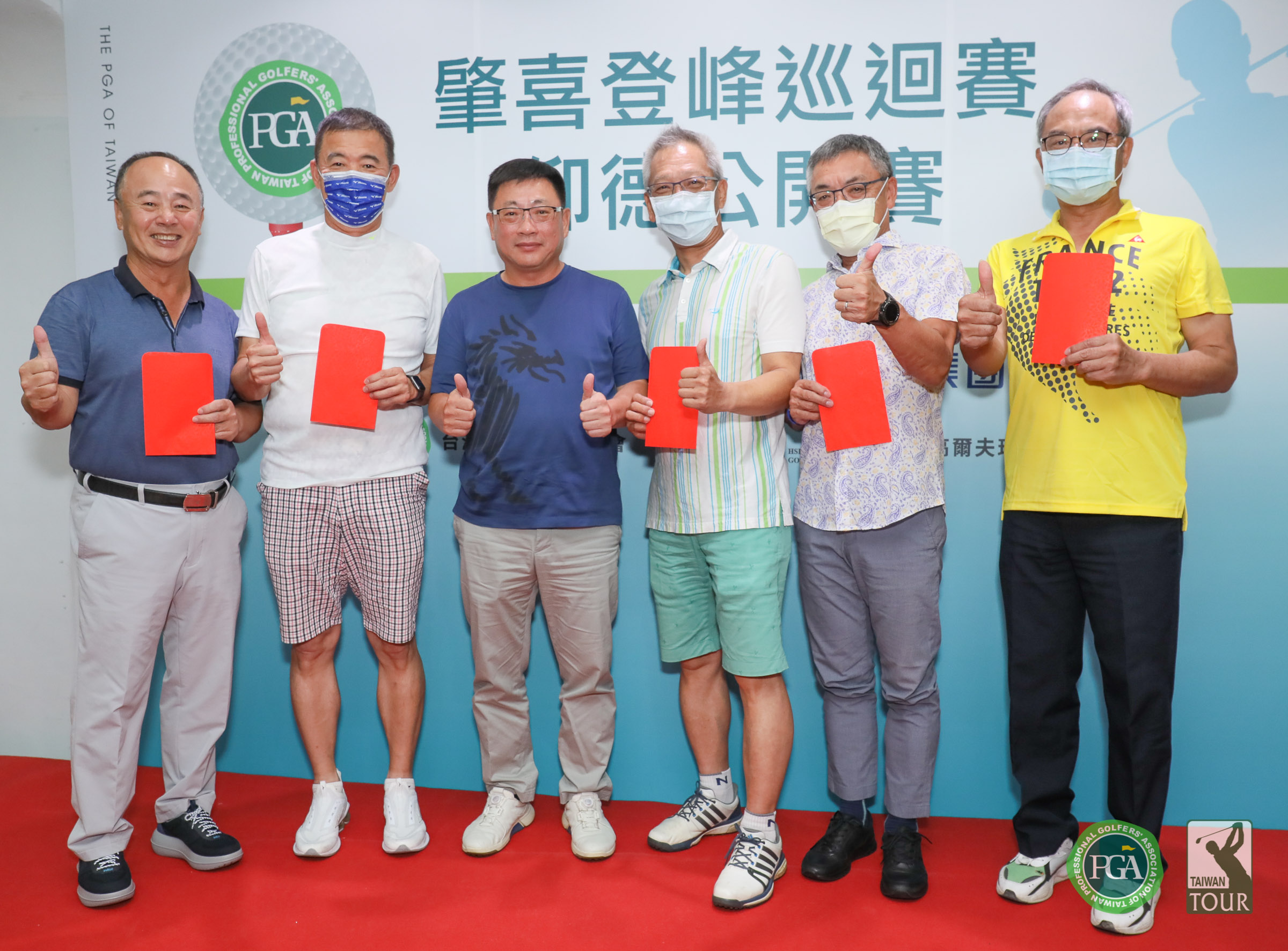 新豐高爾夫球場董事吳國寶(左3)於晚宴加碼提供摸彩獎金。TPGA提供／林聖凱攝