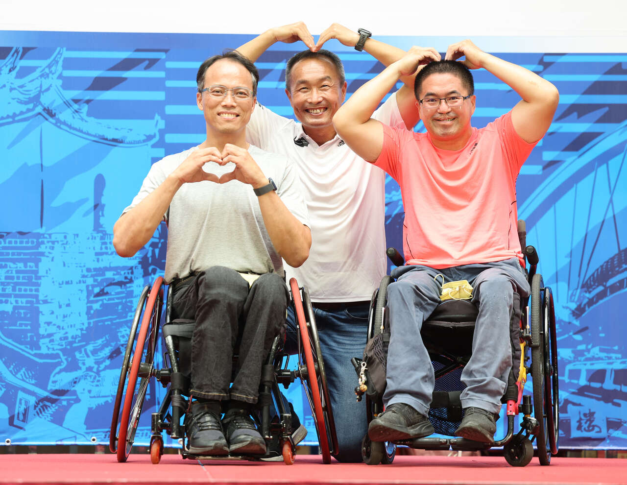 台北市運動局長李再立(中)今年首度邀請肢障輪椅選手參與半程馬拉松的示範賽。李天助攝