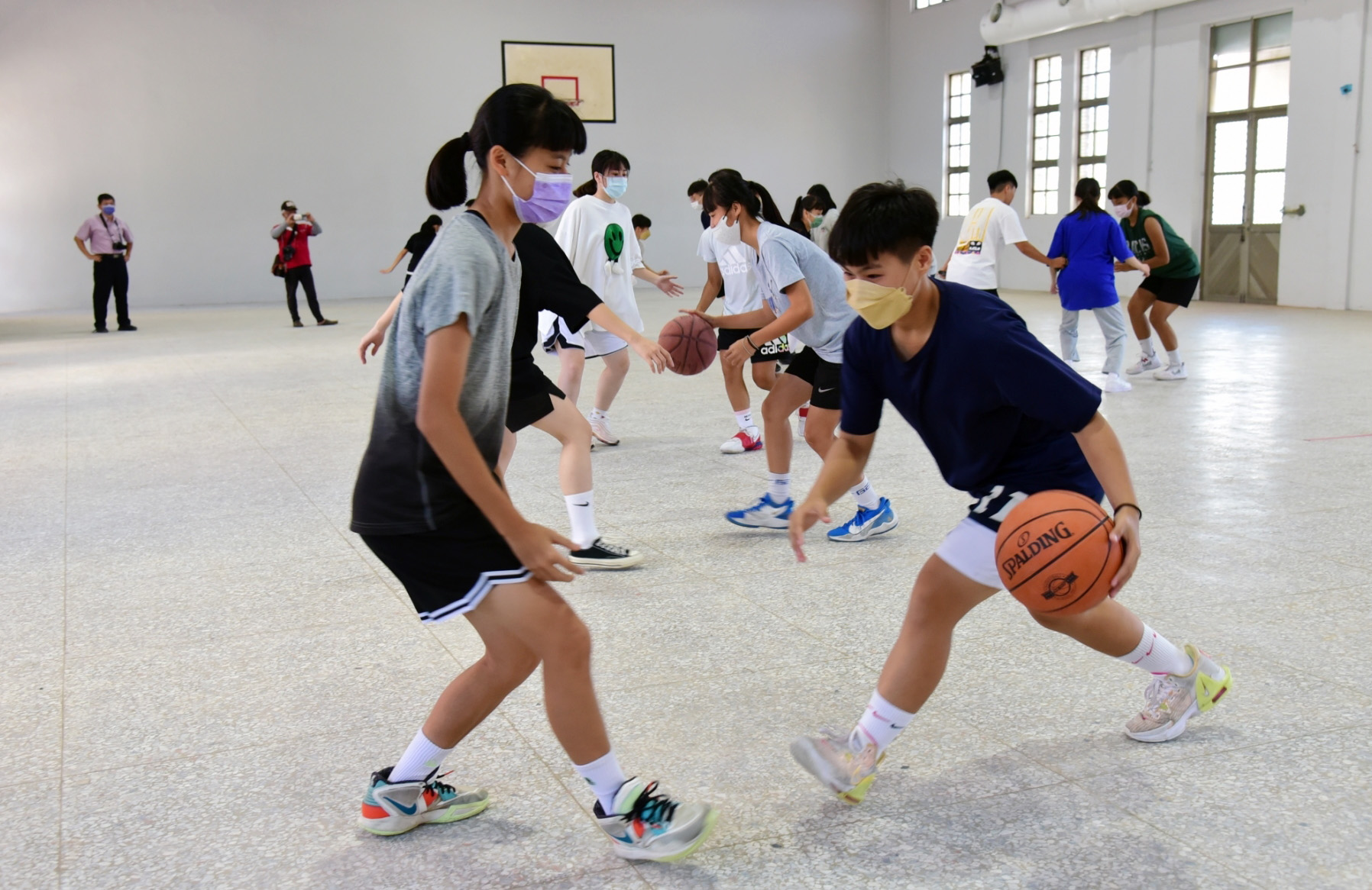 花蓮籃球夏令營陪孩子Fun暑假教導各式籃球技巧。花蓮市公所提供
