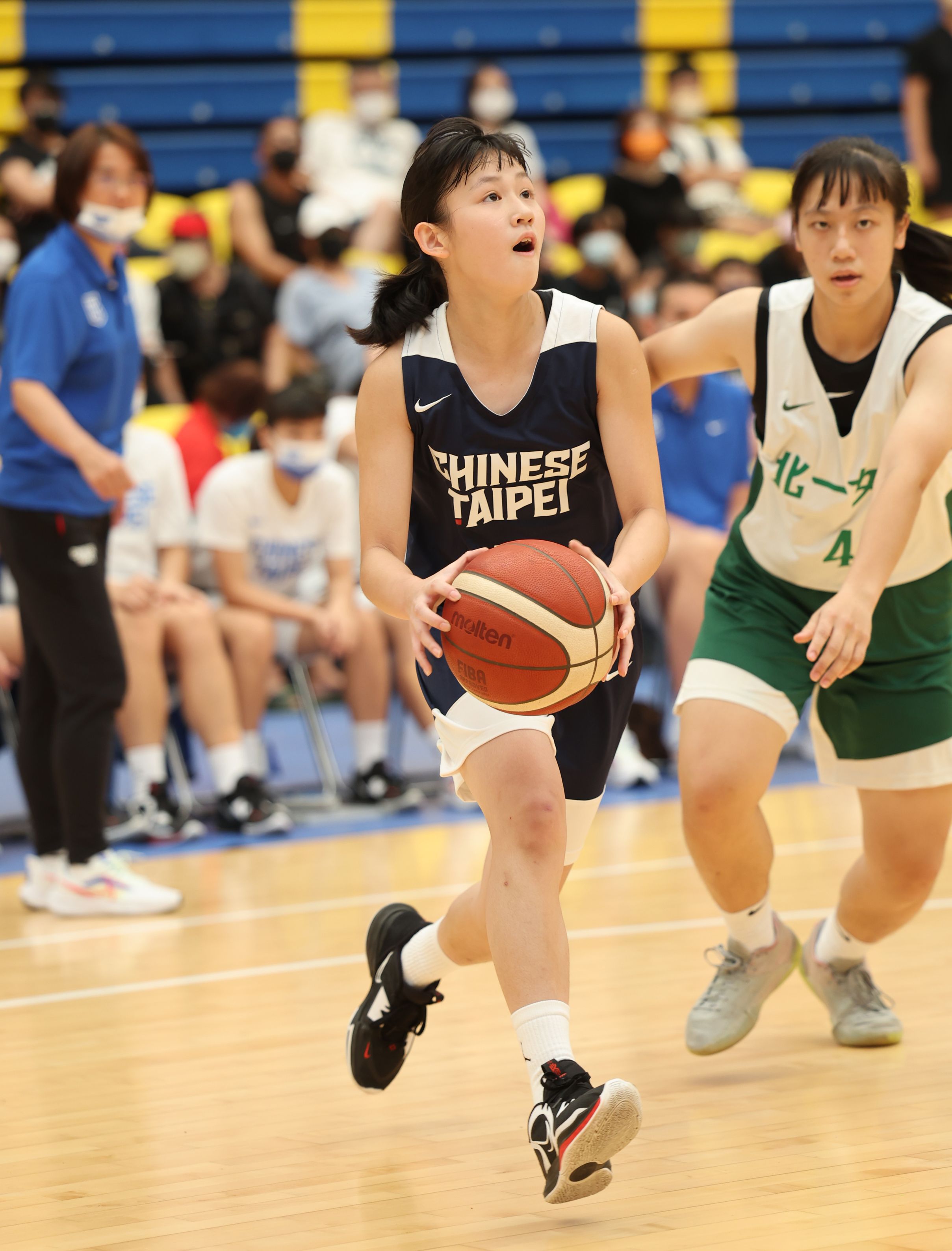 被執行教練許秀勉讚許進步的U16中華女籃國三後衛章宸語運球推進。官方提供