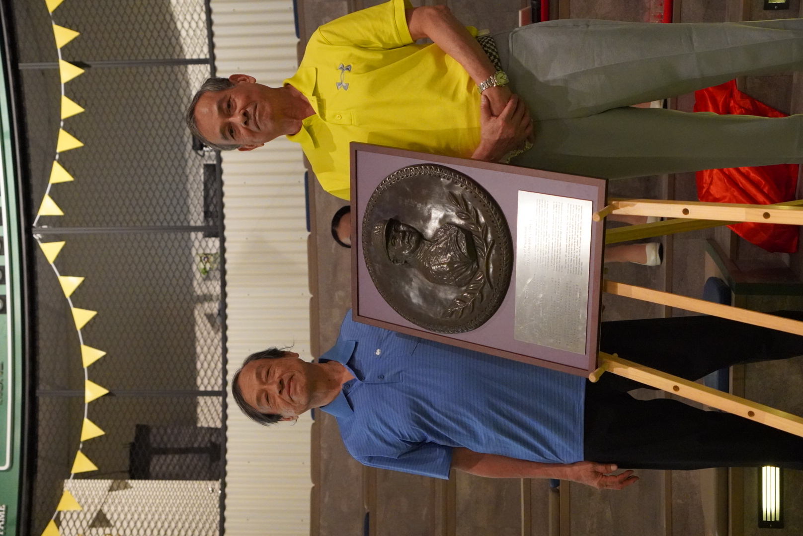譚信民教練右和哥哥譚信義在銅雕前合影。台灣棒球名人堂協會提供