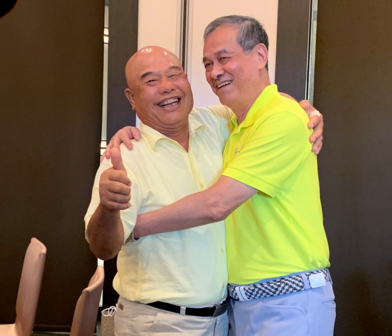 譚信民與高克武教練相隔30年碰面高興相擁。台灣棒球名人堂協會提供