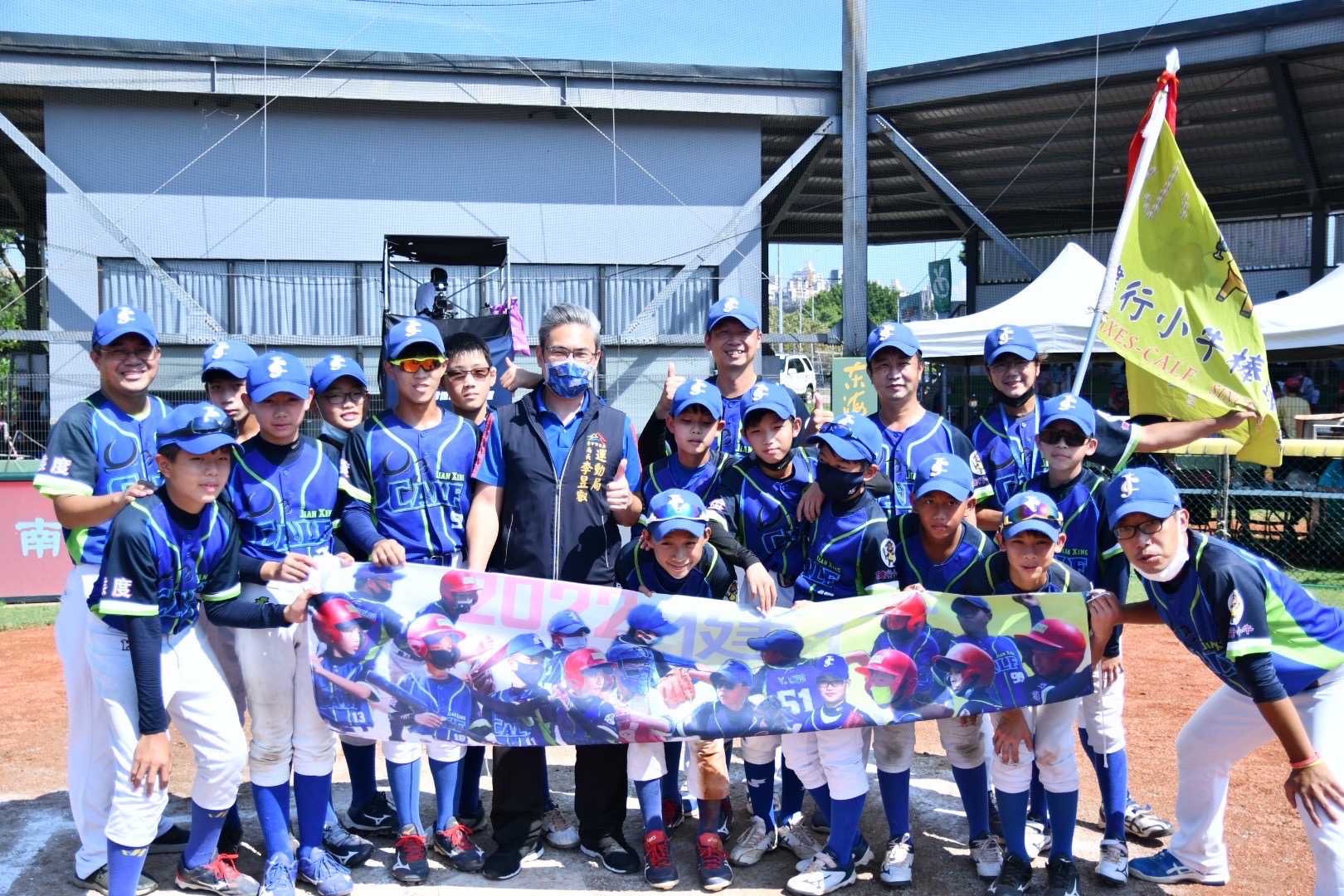 運動局長李昱叡代表盧市長出席賽事 為棒球小將加油勉勵。官方提供