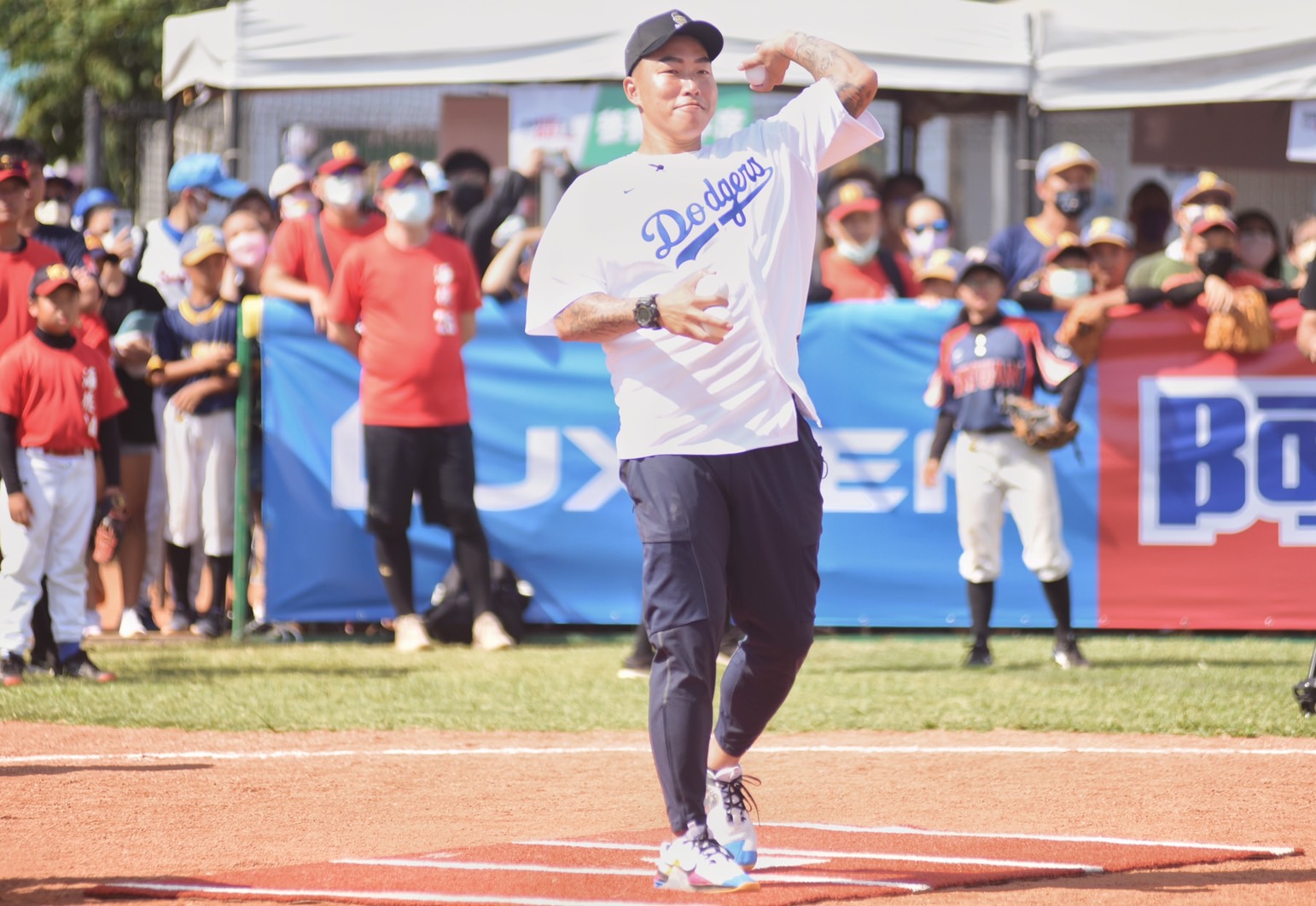 郭泓志親自為現場選手示範趣味競賽。台灣世界少棒聯盟提供
