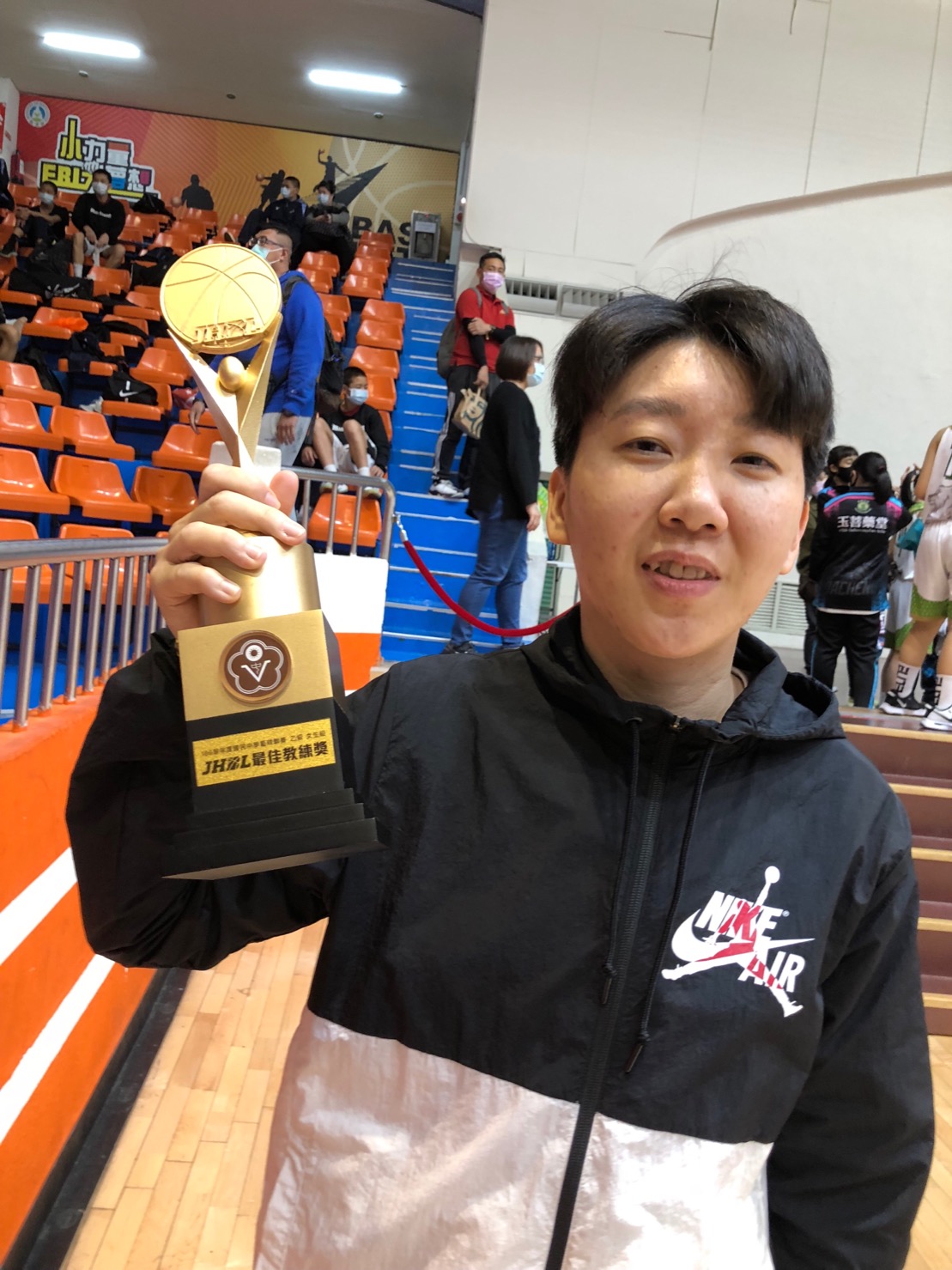 金甌新助教陳萓峰一年多前幫桃園大成國中拿到JHBL女乙級冠軍。大會提供