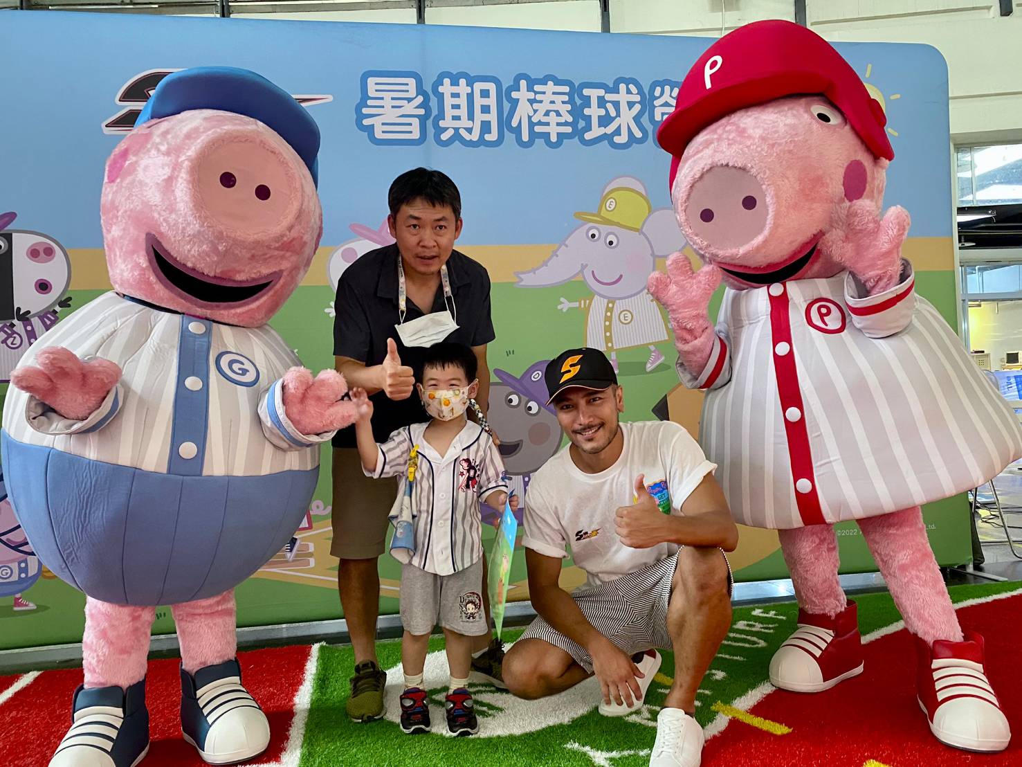 北市大運健系陳永盛教授（左）帶小孩參與佩佩豬棒球營結訓典禮 (圖：主辦單位提供)