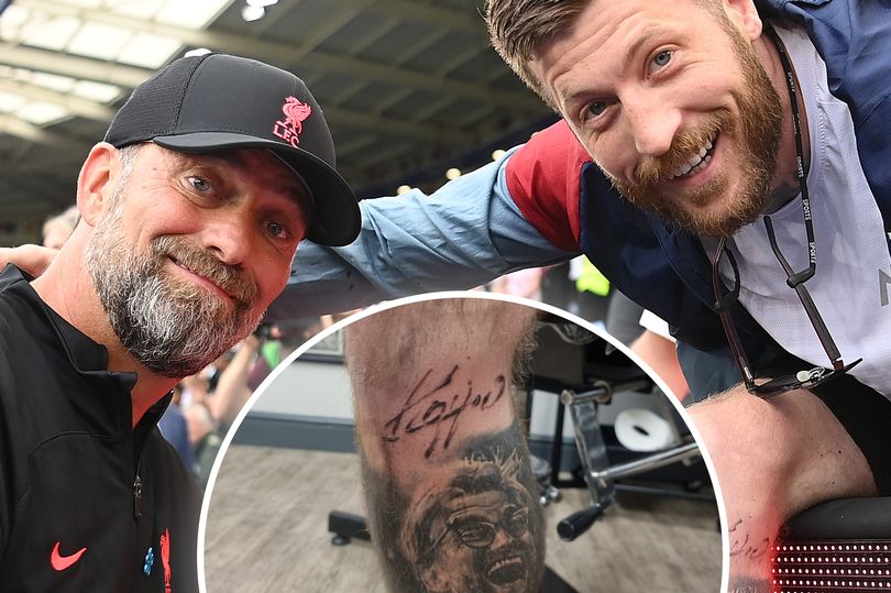 球迷沃克（右）請克洛普（左）在腿上的刺青圖像簽名。（摘自利物浦回聱報網站）
