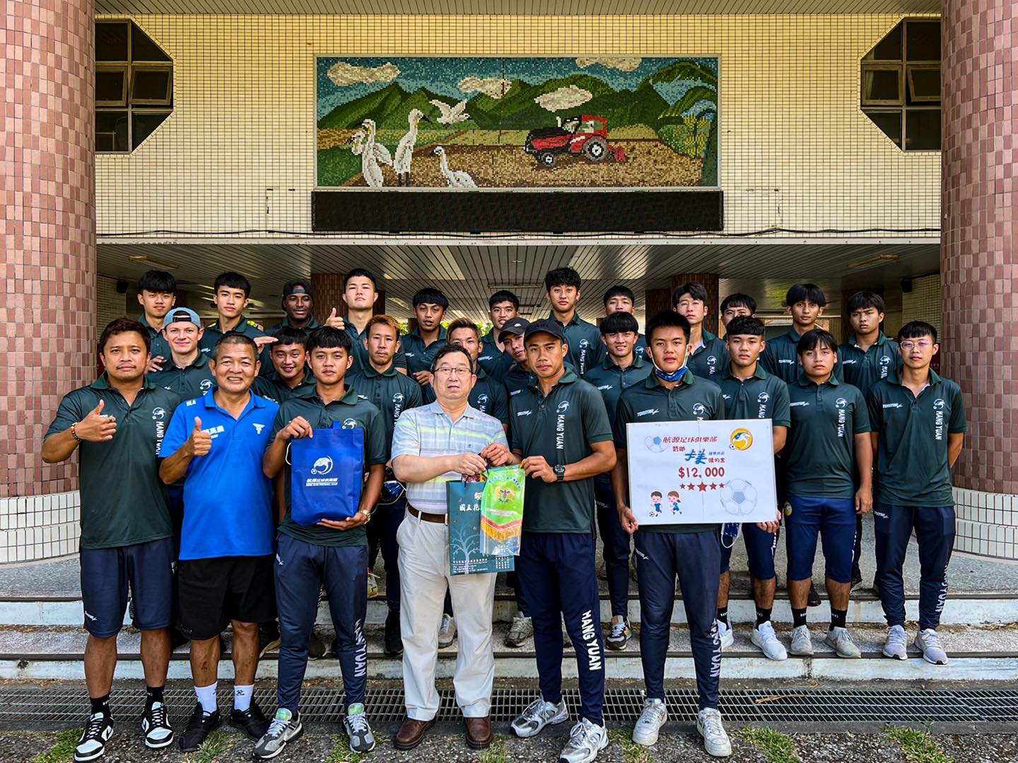航源 FC 造訪國內傳統足球名校花蓮高農。(取自航源 FC 臉書粉絲團)