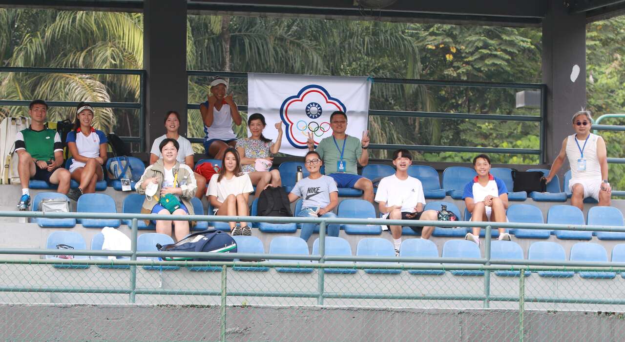 台灣女網加油團。四維體育推廣教育基金會提供