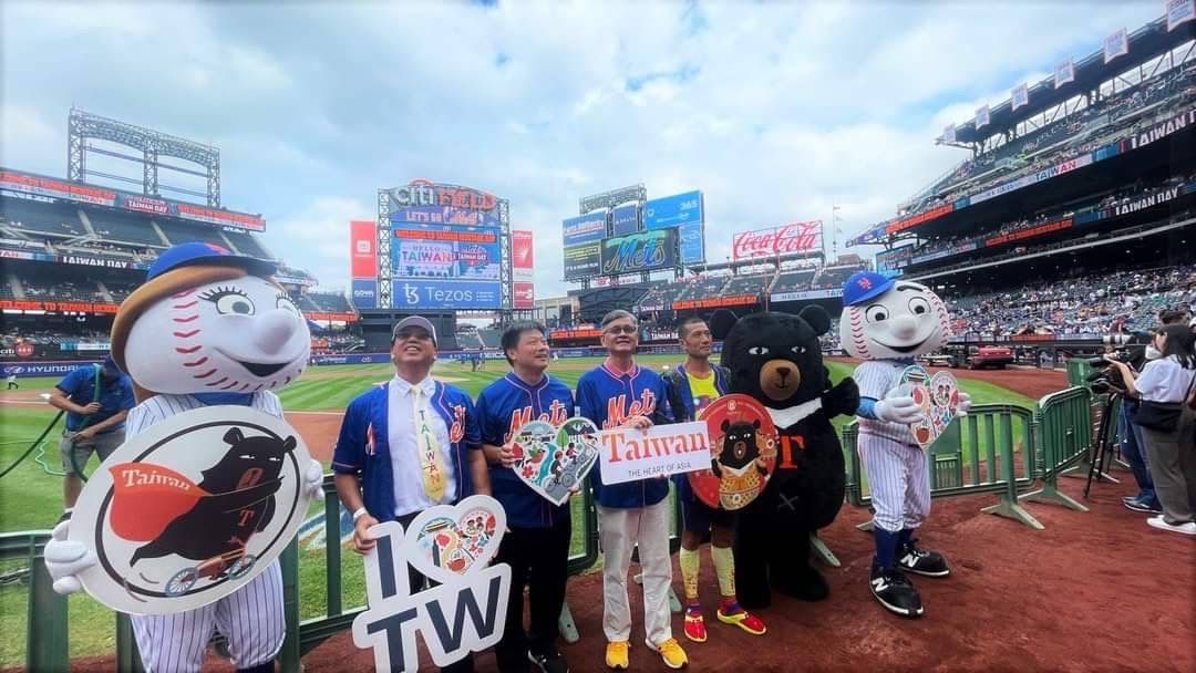 羅維銘（右三）站上花旗球場，參與紐約大都會台灣日。官方提供