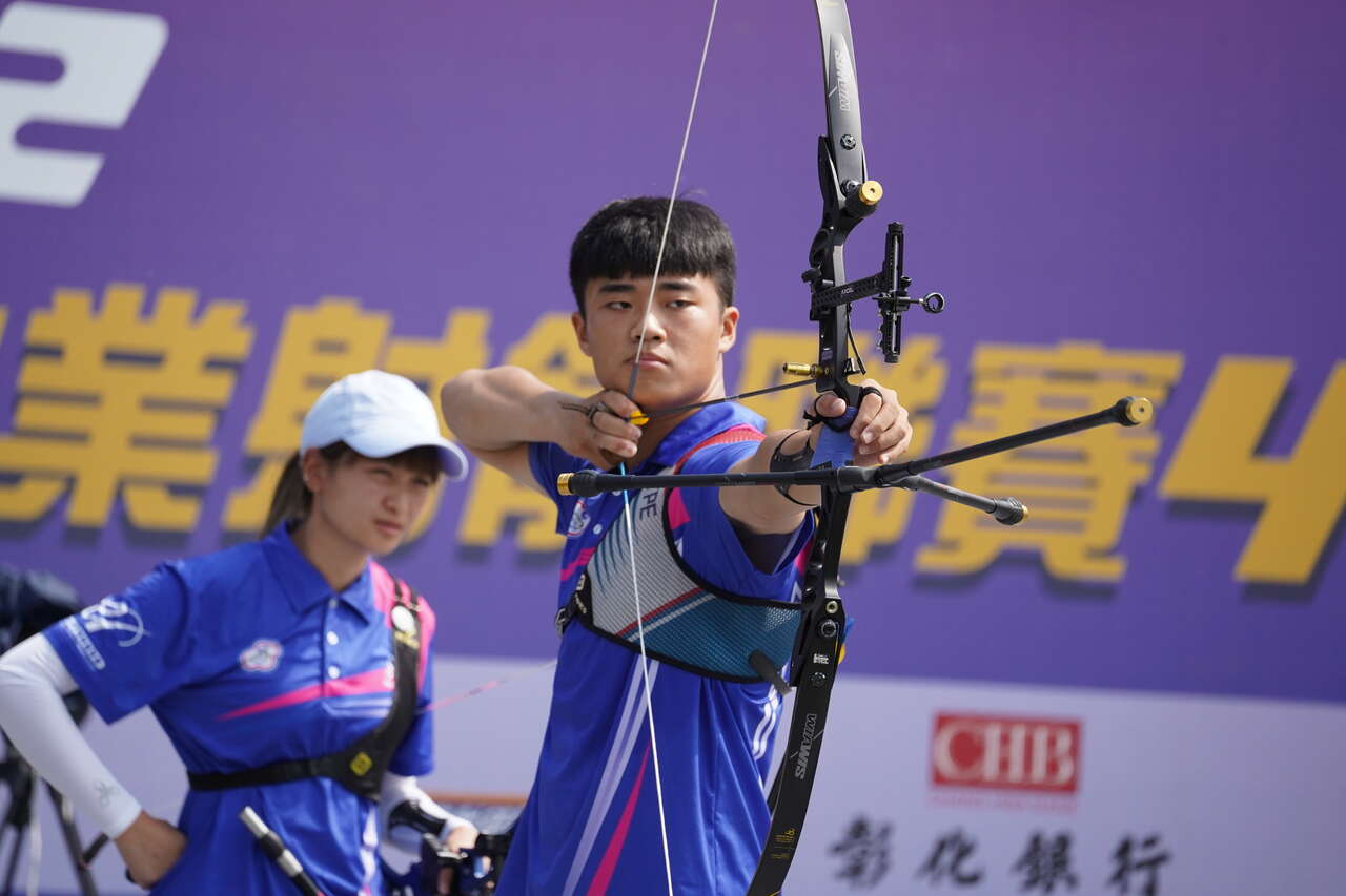 協會青年隊蘇思敏(左)、劉泰言(右)射箭。射箭協會提供