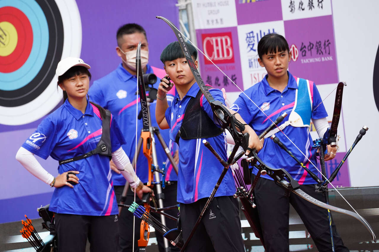 協會青年隊林嘉妤（左）、張家欣（中）、林佩欣（右）。射箭協會提供