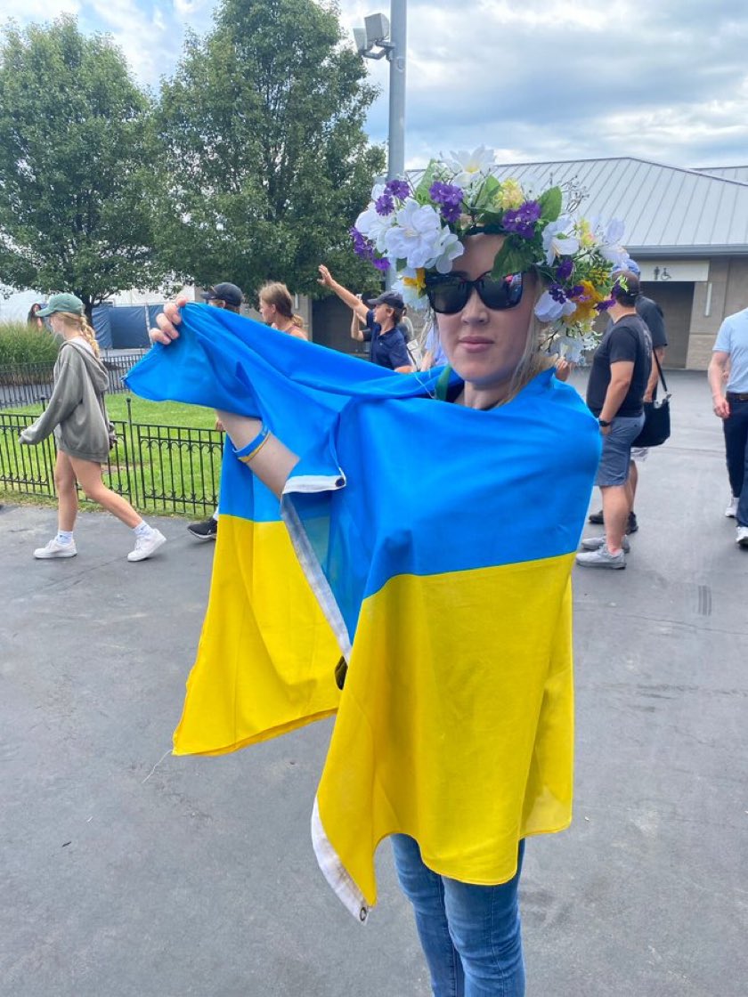 當地球迷披烏克蘭國旗看球竟被俄羅斯球員抗議被請出場。摘自推特