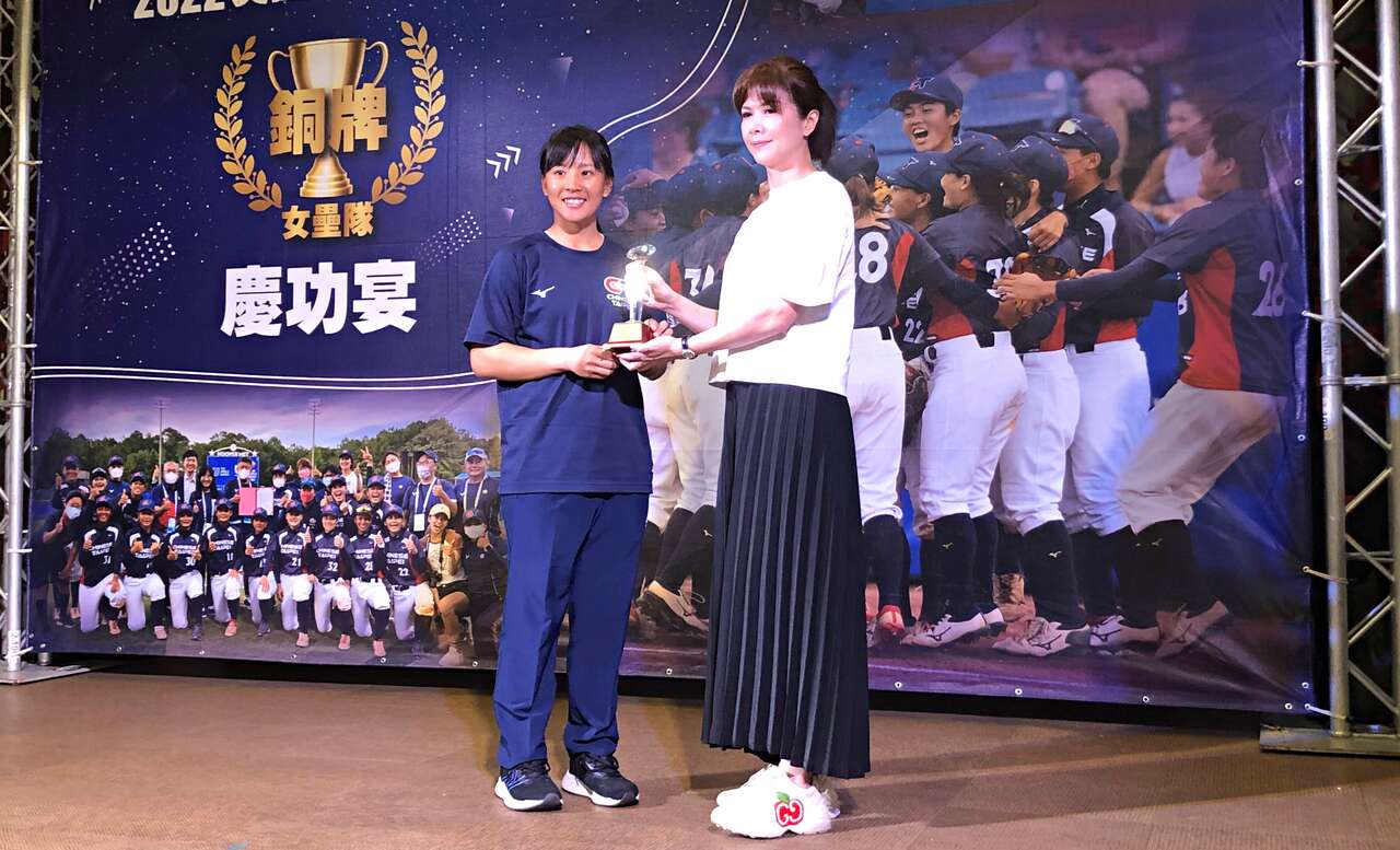 中華壘協理事長羅俞欣(右)頒發獎盃給球員。（記者顏如玉攝）