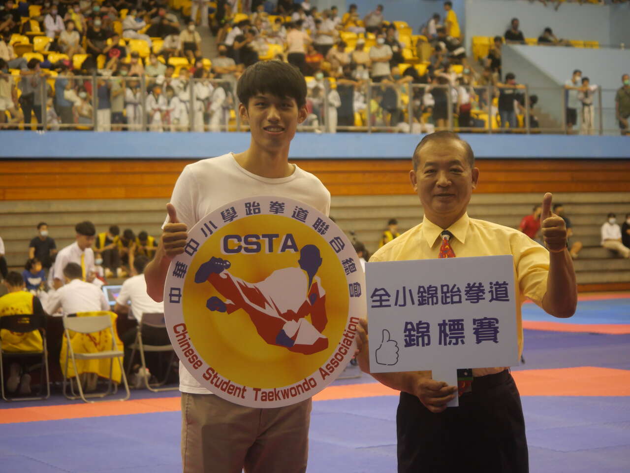 台灣隊長劉威廷(左)首次擔任講評工作，右為中華中小學跆拳道聯合會理事長林德昭。大會提供