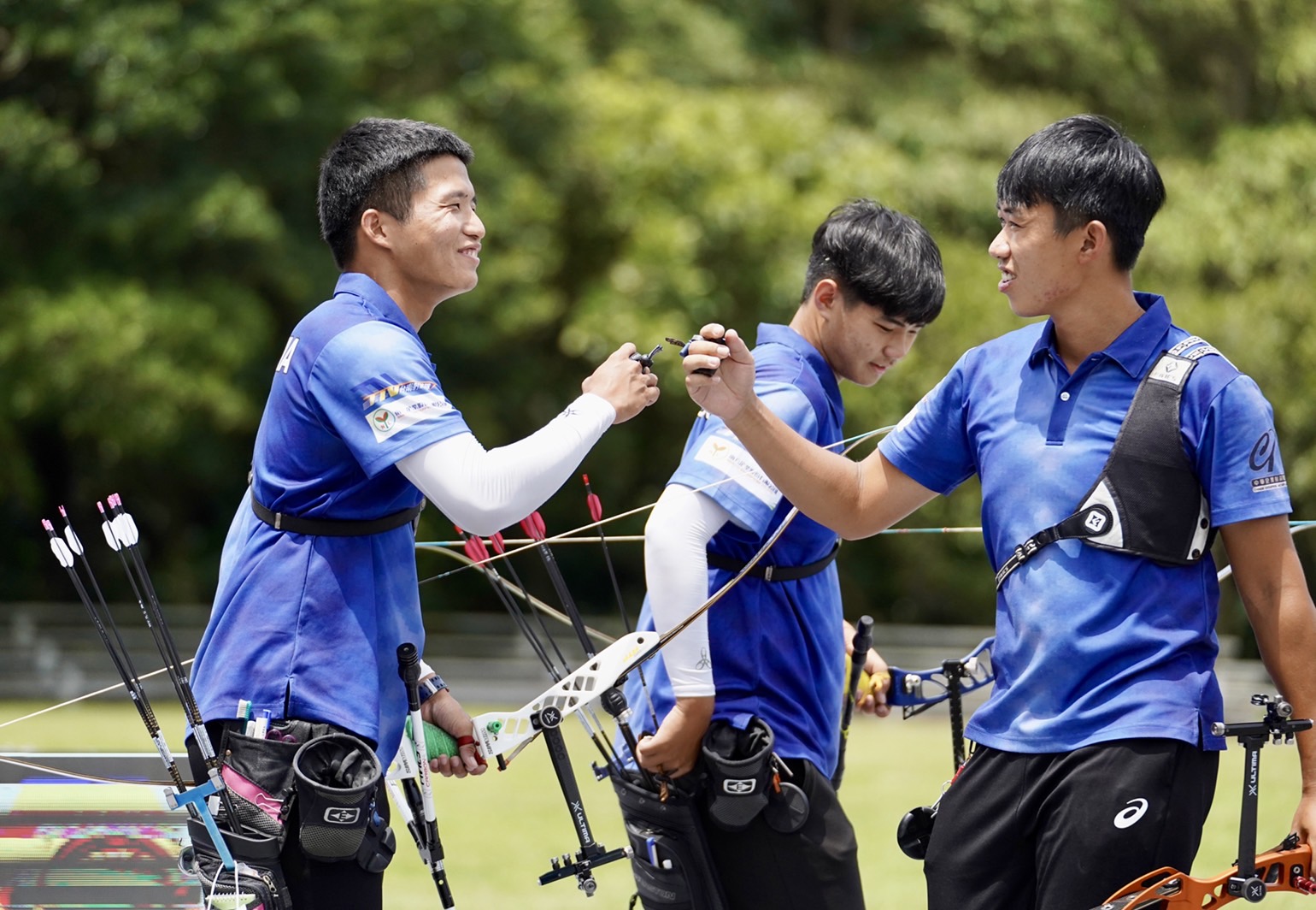 台南射箭隊吳堃嘉(左)、蕭凱源（中）、李金糖(右)互相擊拳。射箭協會提供