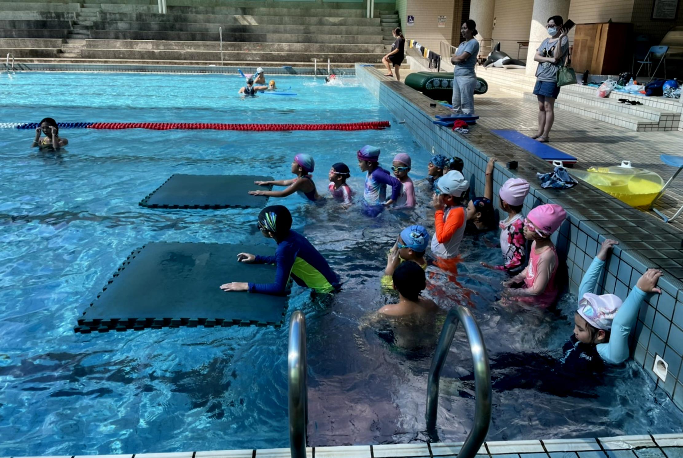 大寮運動中心舉辦「水上安全暨游泳能力認證營」。高雄運發局提供