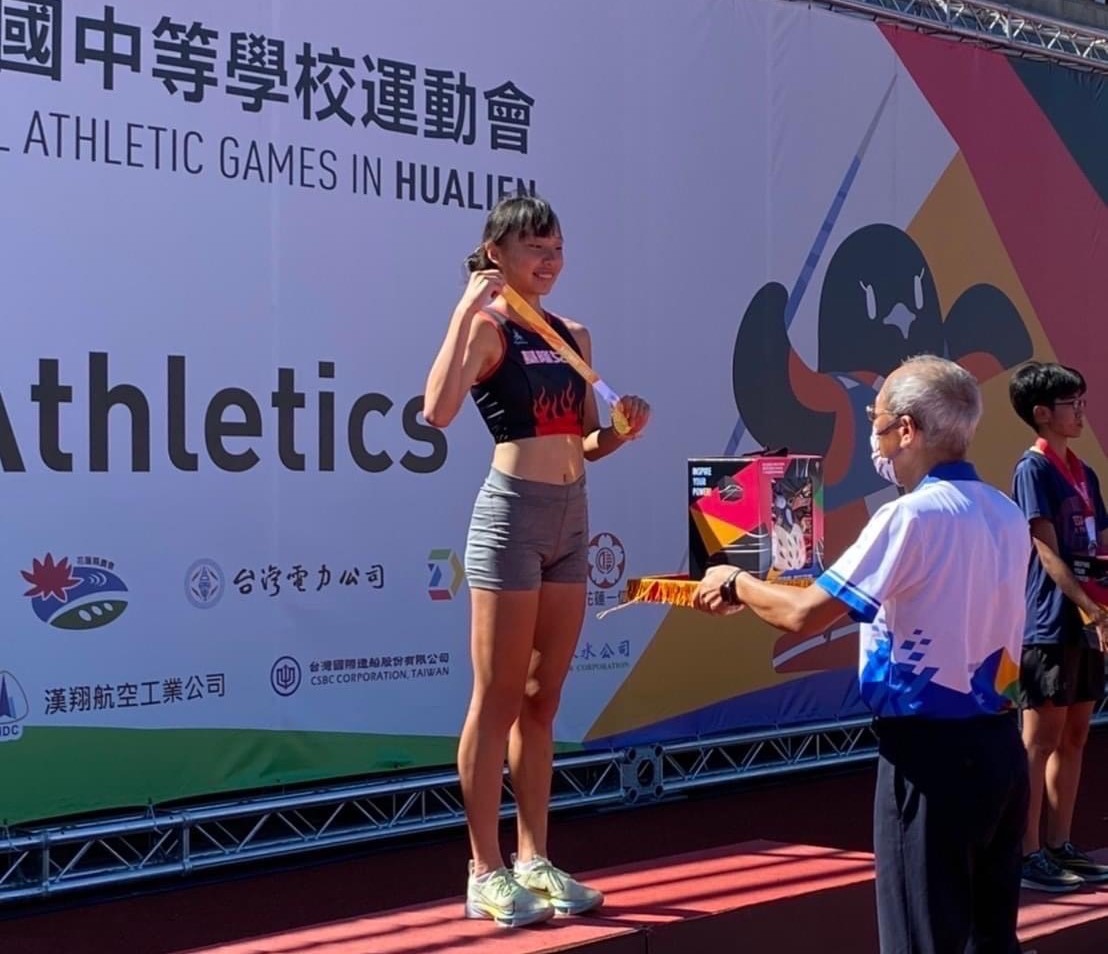 基隆女中高二生黃郁媃摘5000公尺金牌。官方提供
