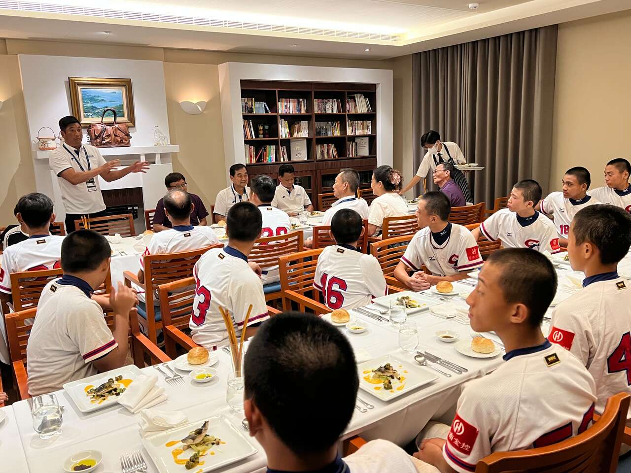 理事長辜仲諒在季軍戰後請中華隊吃牛排。中華棒協提供