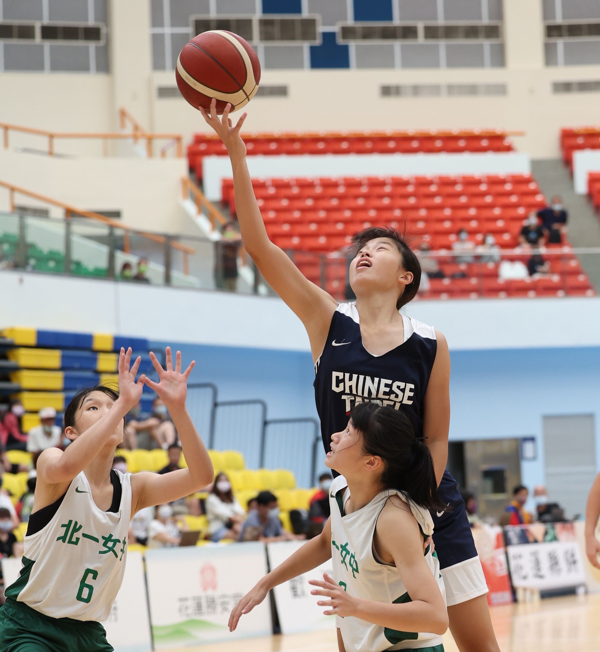 U16中華女籃王若妍壓在北一女球員身上挑籃。官方提供
