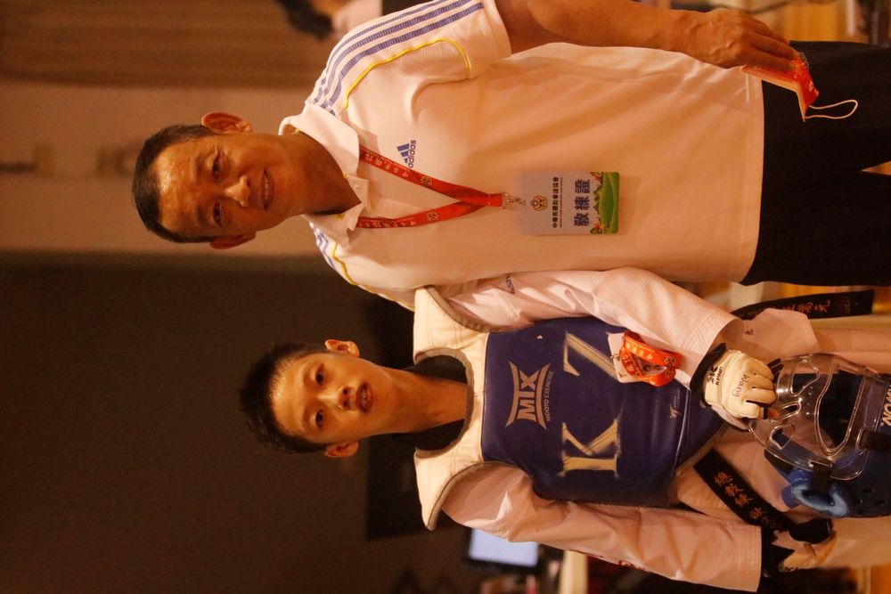 桃園市王嵩元贏得-31KG男子金牌，與教練歐文昌合影。姚瑞宸攝