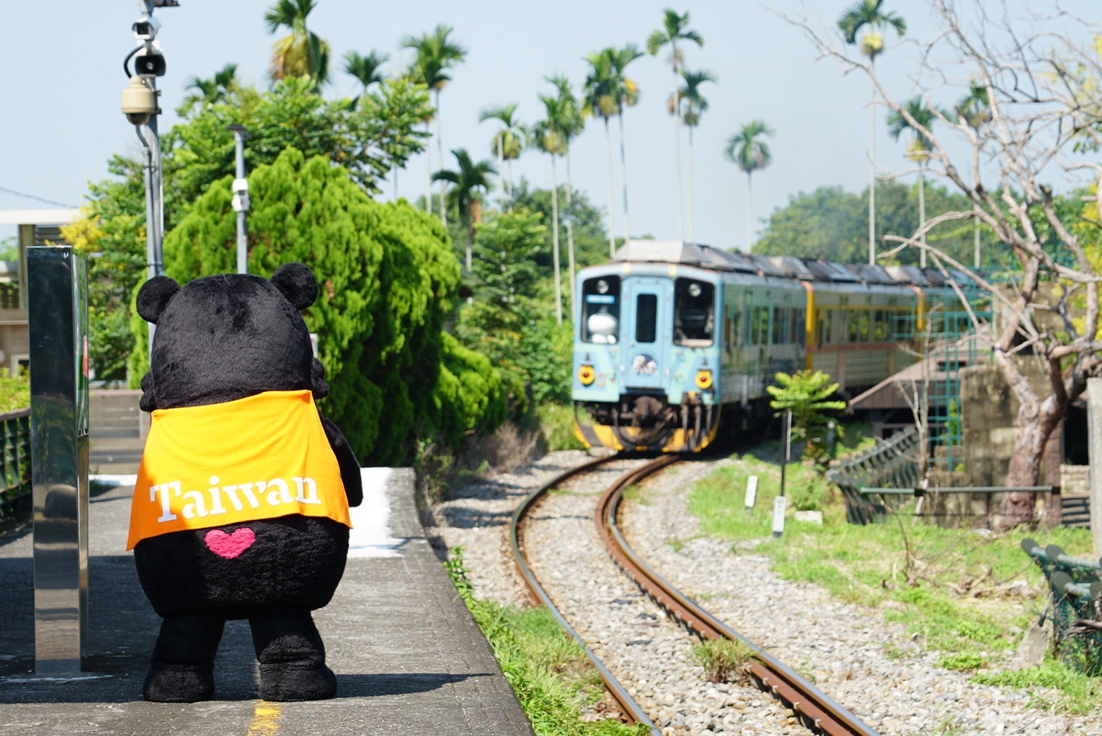 喔熊與火車相見歡。大會提供
